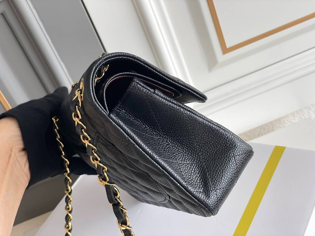 CHANEL LARGE CLASSIC
HANDBAG
Grained Calfskin & Gold-Tone Metal