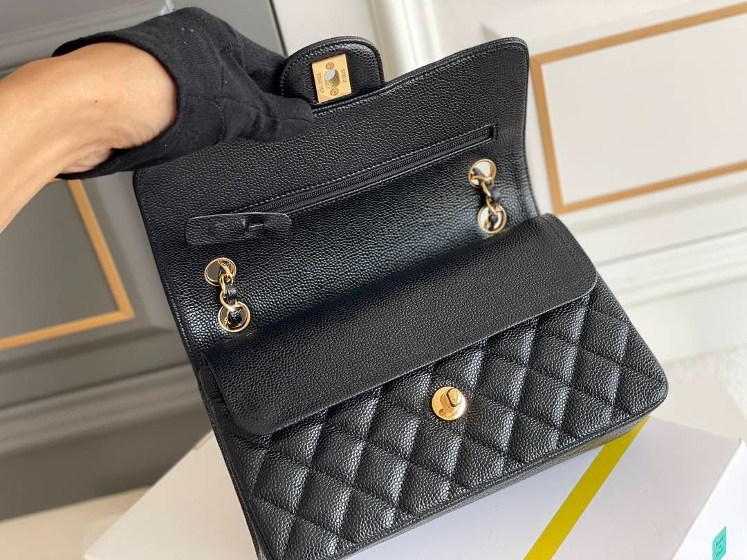 CHANEL LARGE CLASSIC
HANDBAG
Grained Calfskin & Gold-Tone Metal