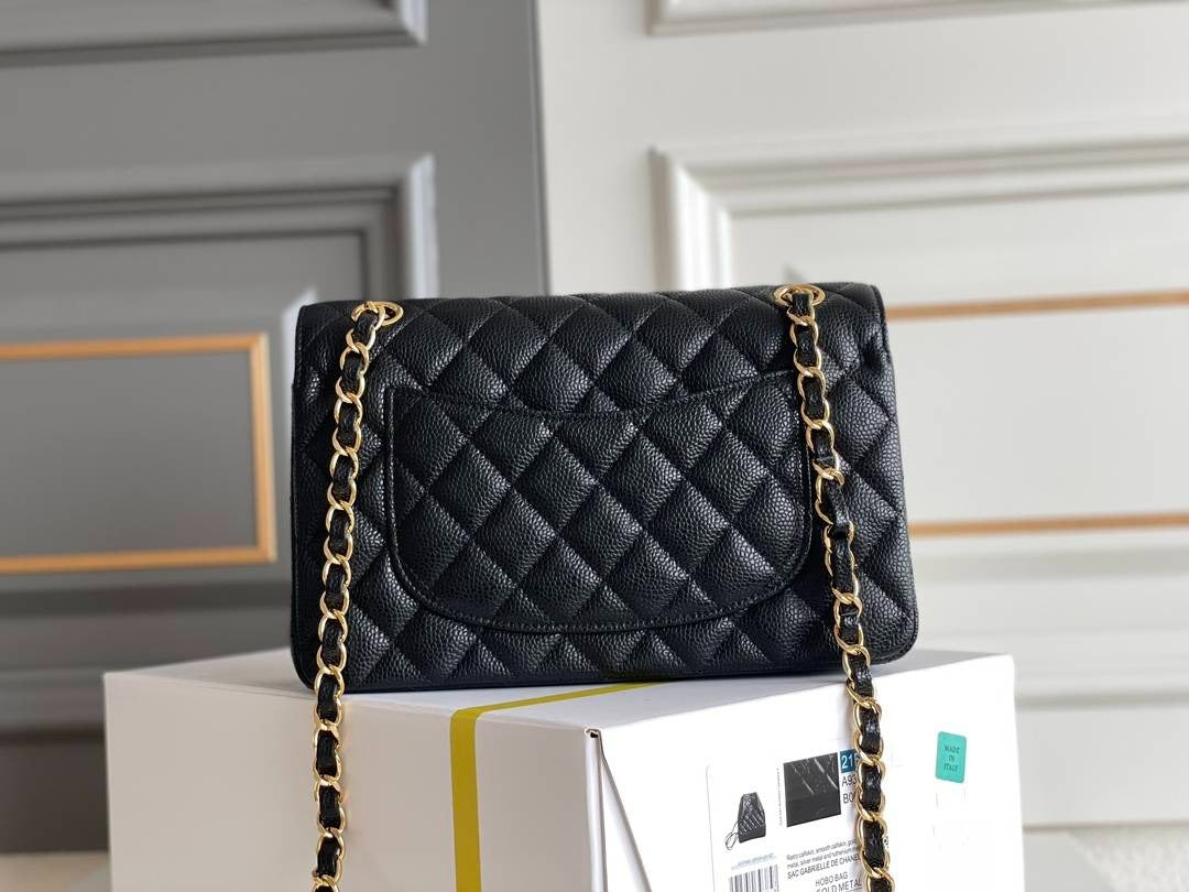 CHANEL LARGE CLASSIC
HANDBAG
Grained Calfskin & Gold-Tone Metal