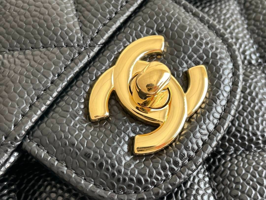 CHANEL LARGE CLASSIC
HANDBAG
Grained Calfskin & Gold-Tone Metal