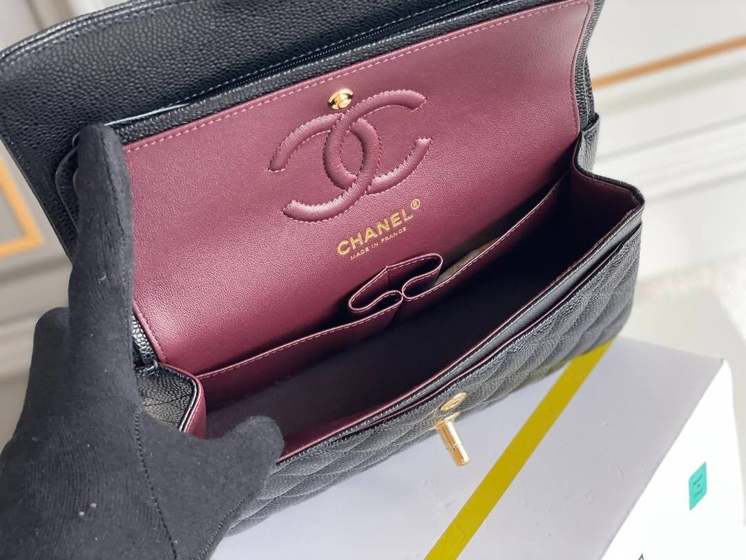 CHANEL LARGE CLASSIC
HANDBAG
Grained Calfskin & Gold-Tone Metal