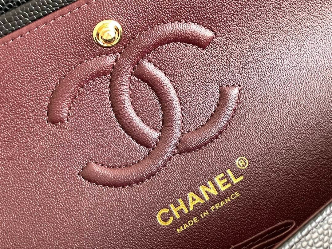 CHANEL LARGE CLASSIC
HANDBAG
Grained Calfskin & Gold-Tone Metal