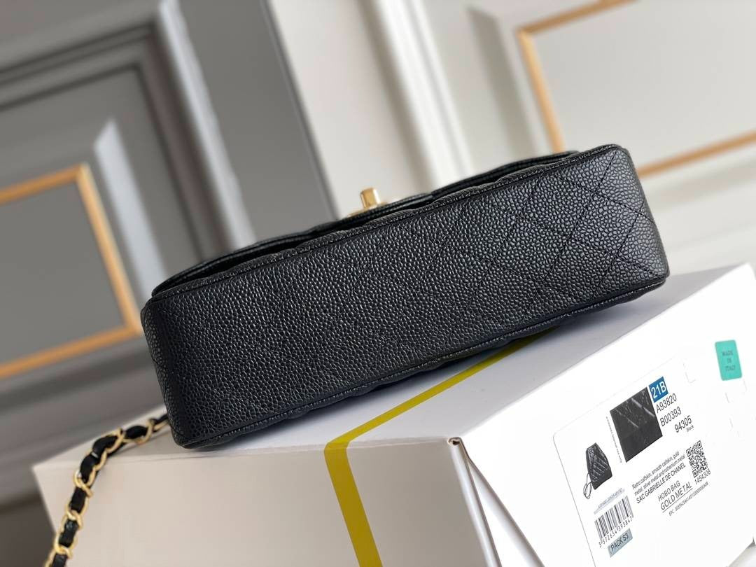 CHANEL LARGE CLASSIC
HANDBAG
Grained Calfskin & Gold-Tone Metal