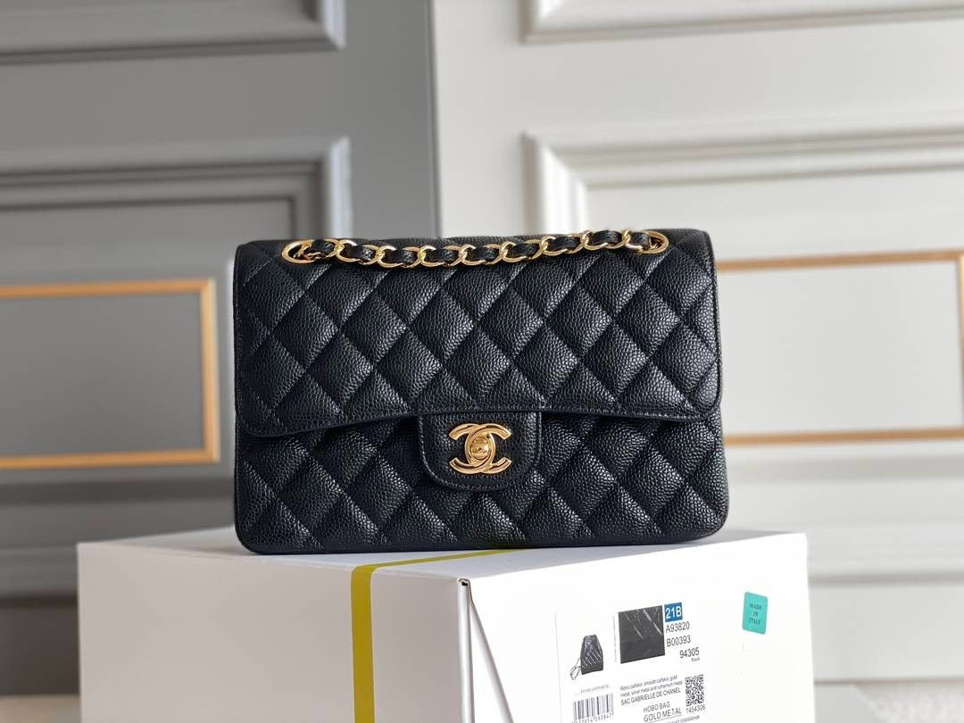 CHANEL LARGE CLASSIC
HANDBAG
Grained Calfskin & Gold-Tone Metal