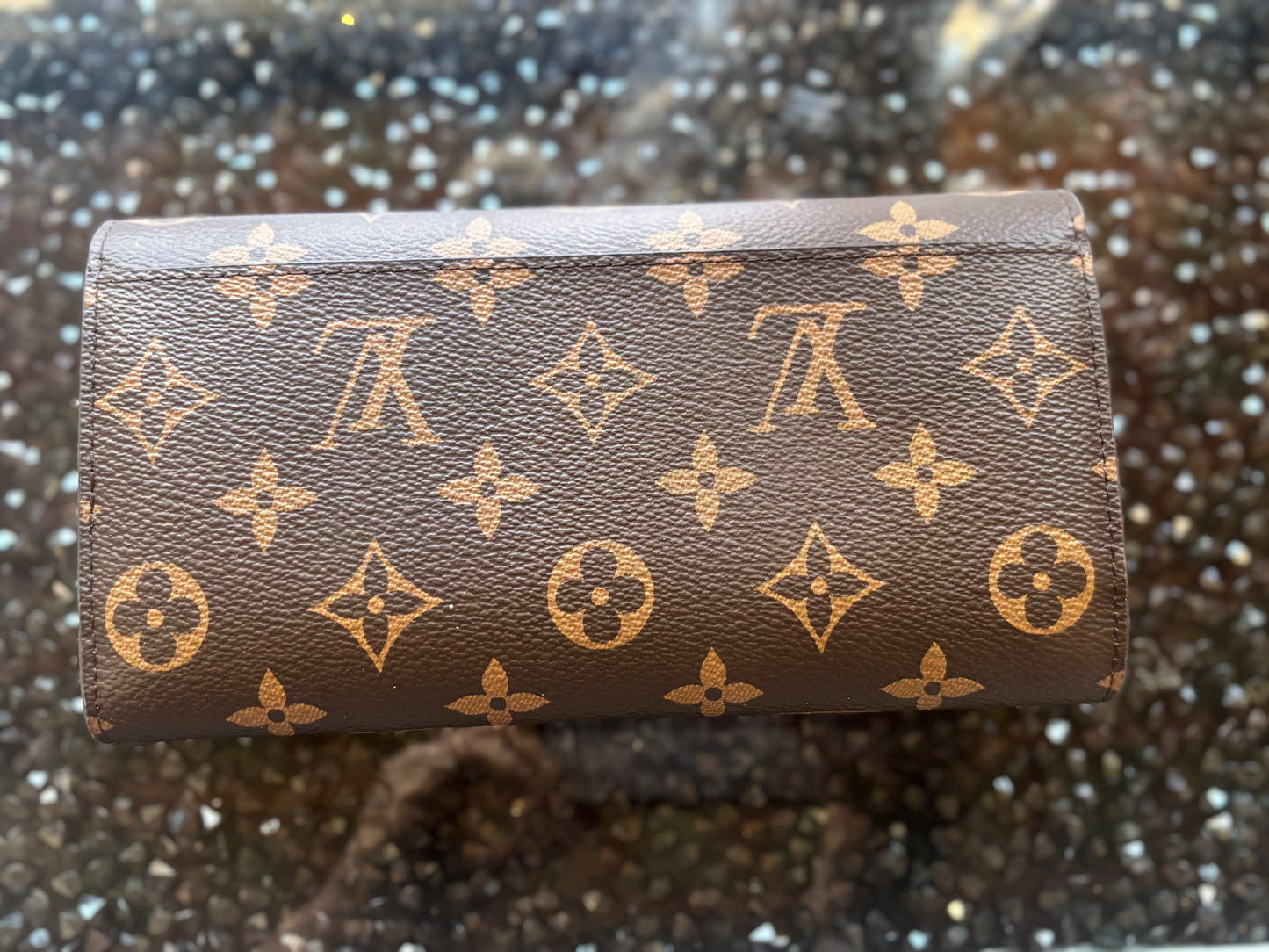 Louis Vuitton's classic models, the Sarah wallet