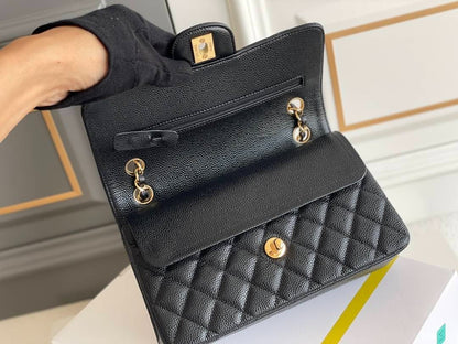 CHANEL LARGE CLASSIC
HANDBAG
Grained Calfskin & Gold-Tone Metal