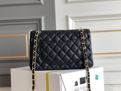CHANEL LARGE CLASSIC
HANDBAG
Grained Calfskin & Gold-Tone Metal