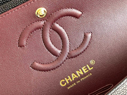CHANEL LARGE CLASSIC
HANDBAG
Grained Calfskin & Gold-Tone Metal