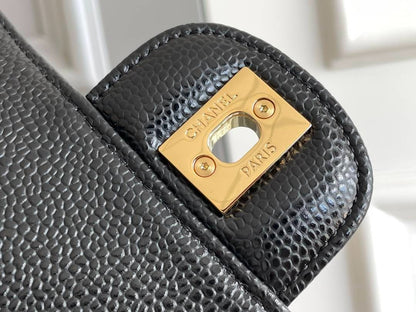 CHANEL LARGE CLASSIC
HANDBAG
Grained Calfskin & Gold-Tone Metal