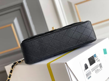 CHANEL LARGE CLASSIC
HANDBAG
Grained Calfskin & Gold-Tone Metal