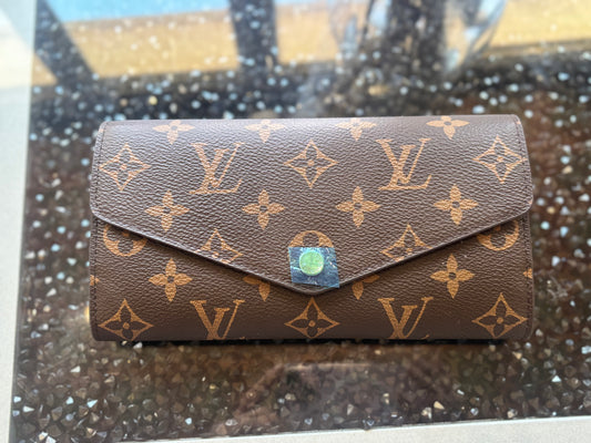 Louis Vuitton's classic models, the Sarah wallet