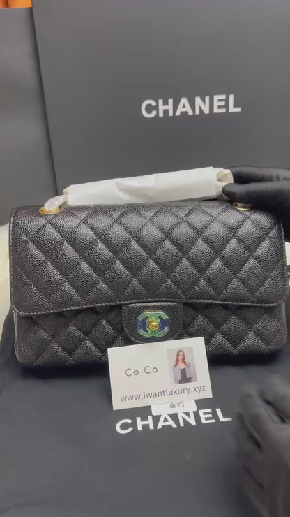 CHANEL LARGE CLASSIC
HANDBAG
Grained Calfskin & Gold-Tone Metal