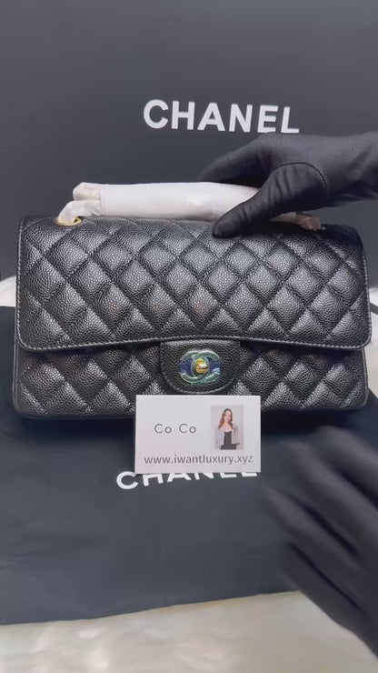 CHANEL LARGE CLASSIC
HANDBAG
Grained Calfskin & Gold-Tone Metal